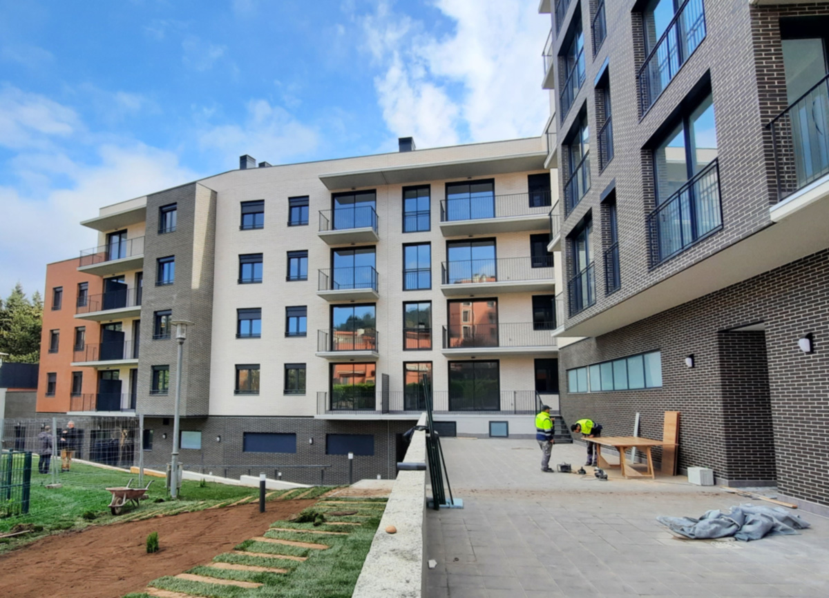 Arquitecto técnico revisando planos de obra nueva
