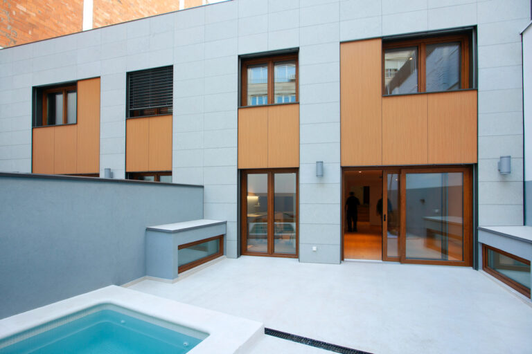 Arquitecto supervisando dirección de ejecución de obra