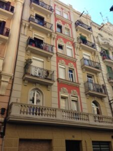 Arquitecto técnico inspeccionando edificio antiguo con daños visibles