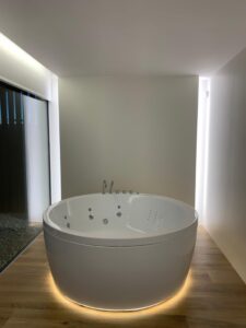 Reforma integral de baño con diseño moderno y funcional