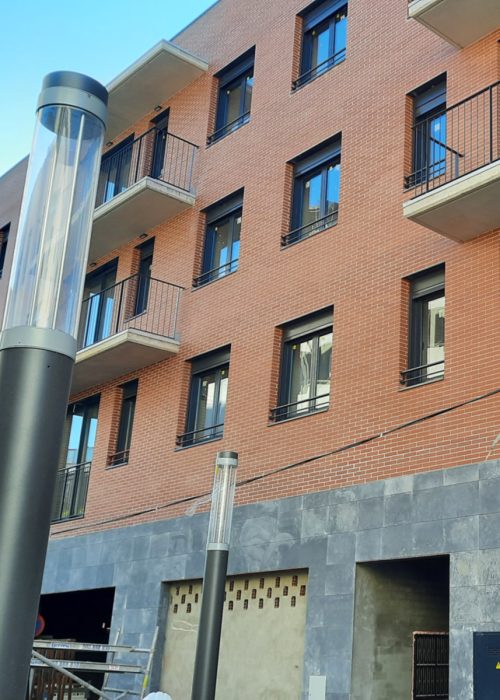 Arquitecto técnico inspeccionando estructura